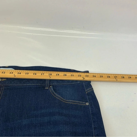Lane Bryant Shorts Denim  26  Mid Rise Girlfriend Dark Wash  Stretch Travel Work - Picture 9 of 9